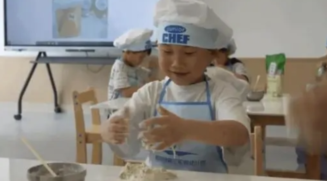 幼儿园大班孩子已有三年厨龄 灶台前的童年教育奇迹