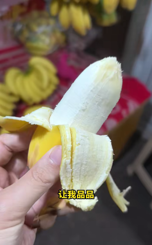 杭州一水果店开了二十几年只卖香蕉 日常销量惊人